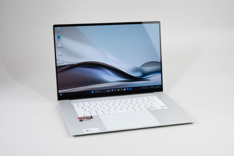 ASUSの超高性能ノート「Zenbook S 16」、大画面で極薄ながらも残る課題