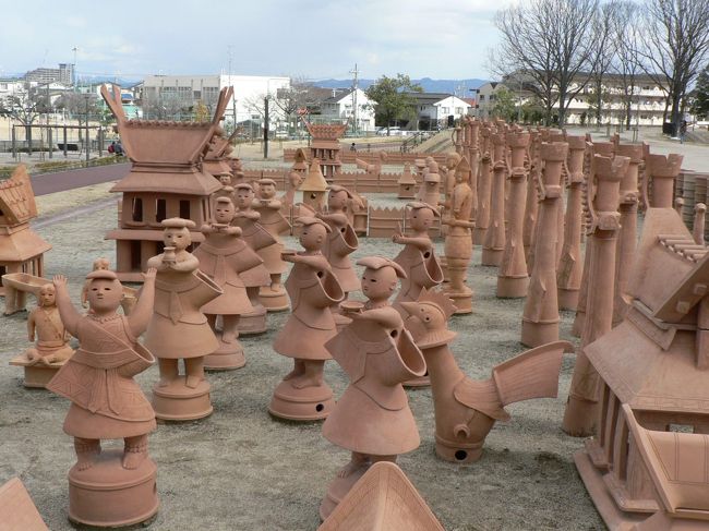 日本の旅 関西を歩く 大阪・高槻市、今城塚古墳公園の復元埴輪周辺