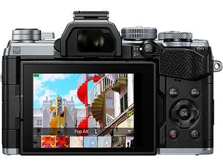 クラシック感のある小型軽量デザインに高い描写性能を詰め込んだミラー