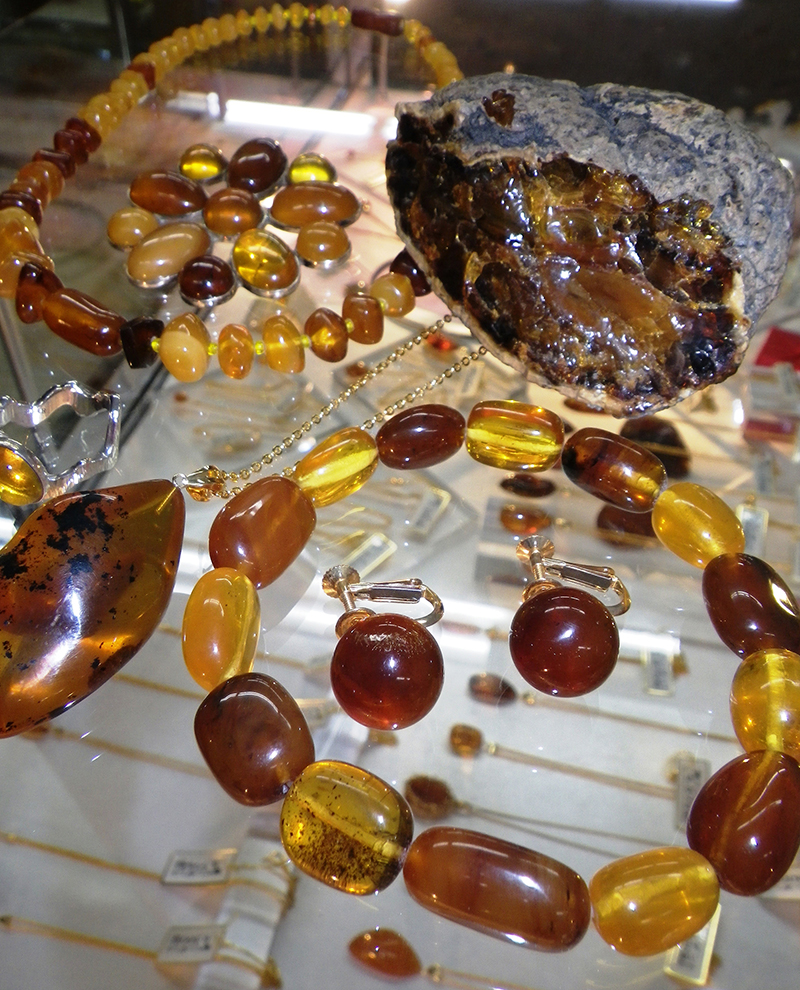 岩手・久慈】岩手県久慈産出の天然琥珀原石を自分で磨いて、オリジナル