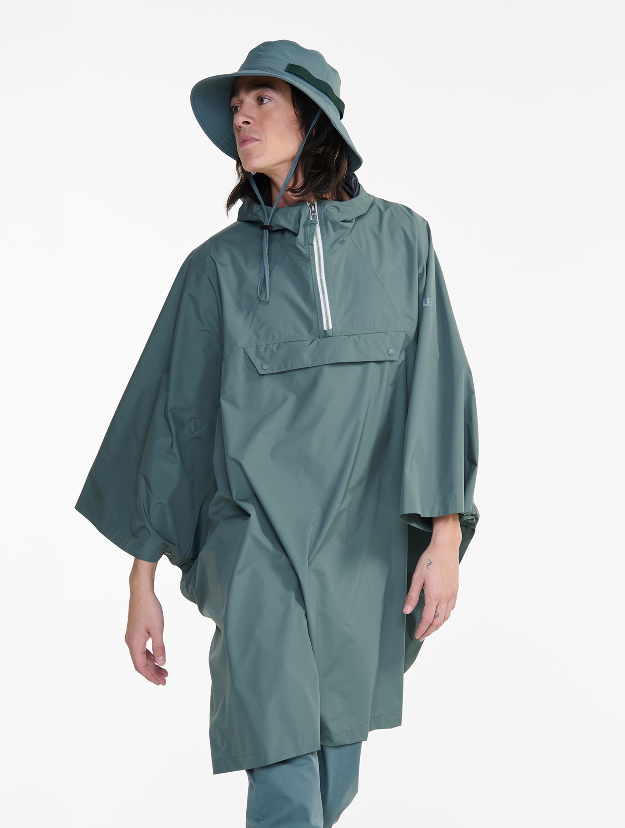 ユニセックス 【RainPack】透湿防水 ポンチョ ZBHBH09 - AIGLE