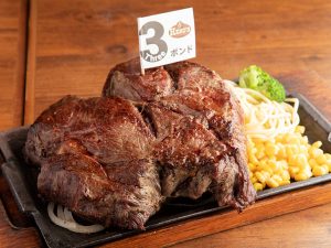 1350gの肉塊！ 秋葉原のステーキ店『HERO'S』で3ポンドステーキを食べ