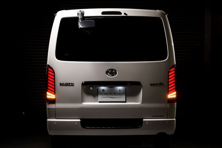 高品質でコスパに優れるINTECの「フルLEDテールランプ」にハイエース用