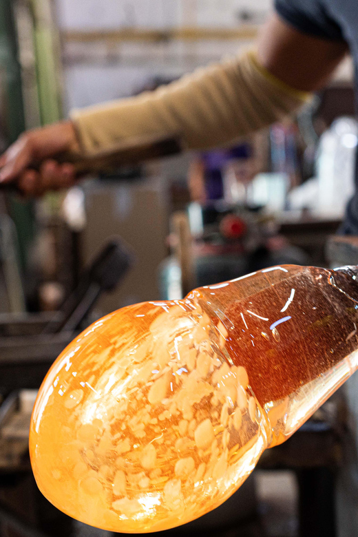 ムラーノ：ガラス工場見学と実演体験 | GetYourGuide