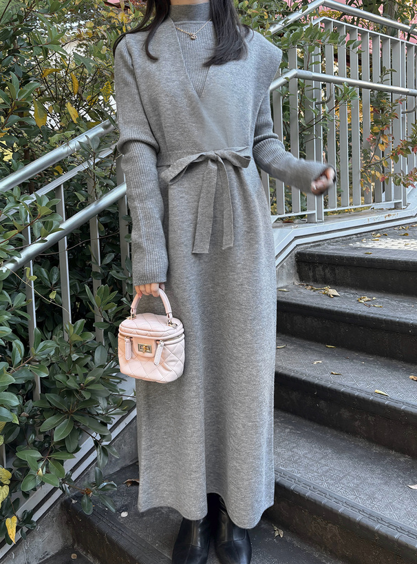 リボンベルト付きハイネックトップス×Vネックワンピースニット