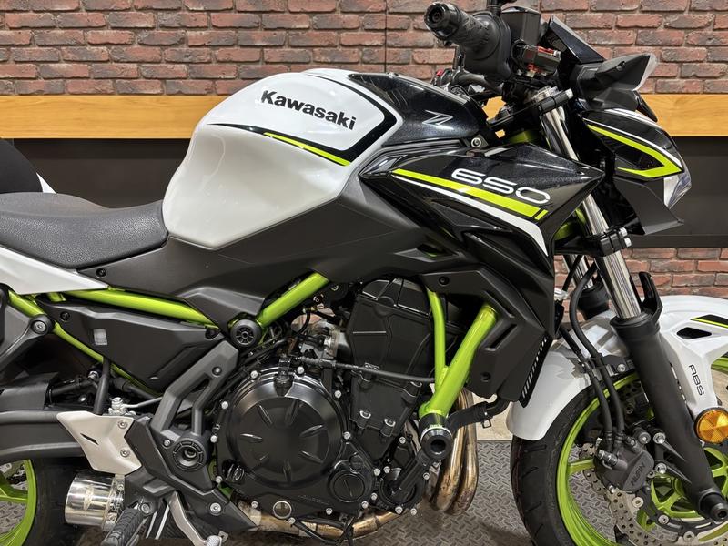 2021 Kawasaki Z650 ABS Pearl Blizzard White/Metallic Spark Black