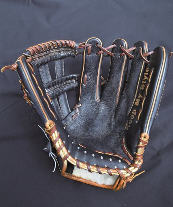 オリックス・小谷野栄一内野手 小指2本設計と2ポケットで打球の強弱に