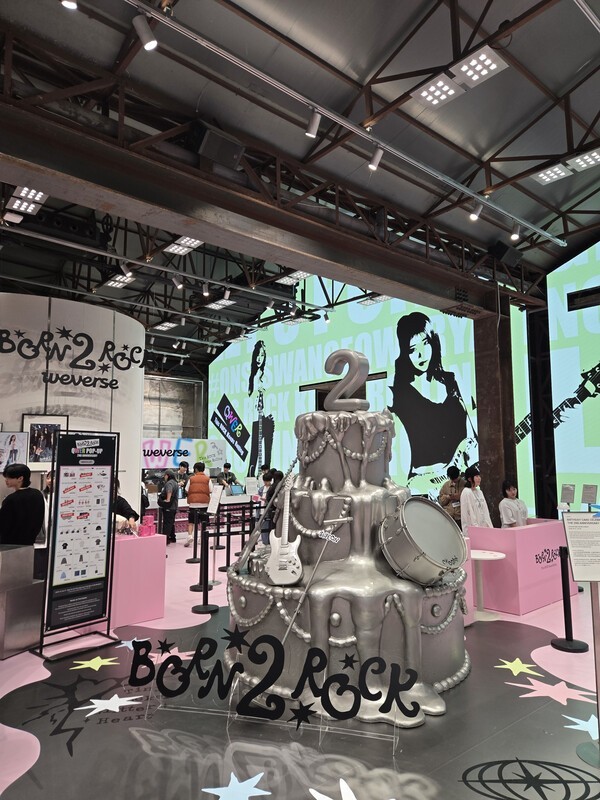 QWER、デビュー2周年ポップアップストア「Born 2 Rock」で描いたファン