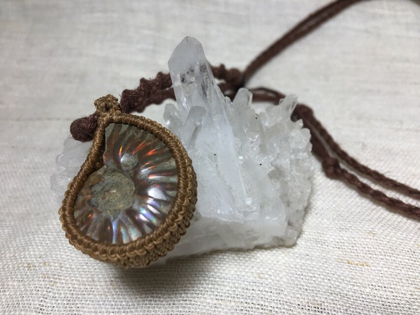 ギラギラ游色！アンモナイト化石・マクラメヘンプネックレス | iichi