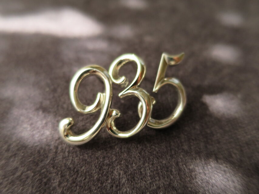 SV 数字のピンブローチ | iichi 日々の暮らしを心地よくする