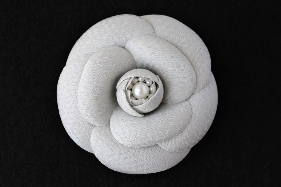 カメリアコサージュ＜シルバーホワイトシルク＞CY050-C8SP | iichi