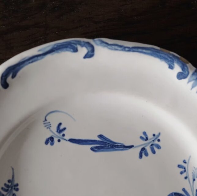 18世紀 Moustiers ムスティエ 小枝柄 花リム 平皿 フランス