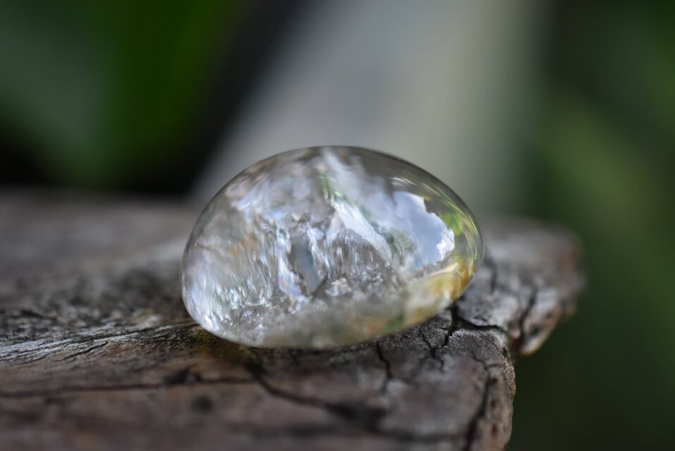 虹と貫入☆ホワイトガーデンクォーツs971 | iichi 日々の暮らしを