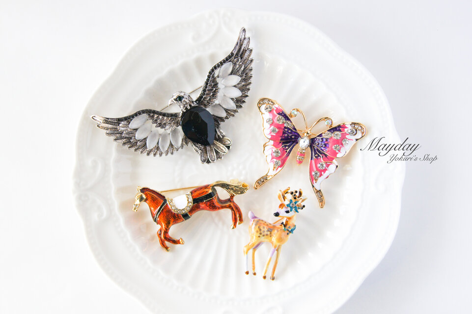 空に飛ぶかっこいい鷹のブローチ』 | iichi 日々の暮らしを心地よく