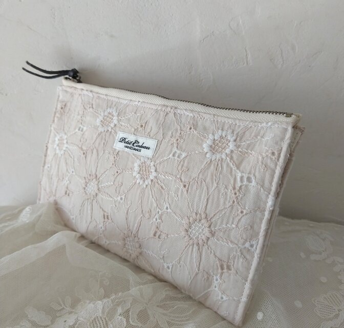 仕切り付ポーチ*刺繍生地*マーガレット | iichi 日々の暮らしを