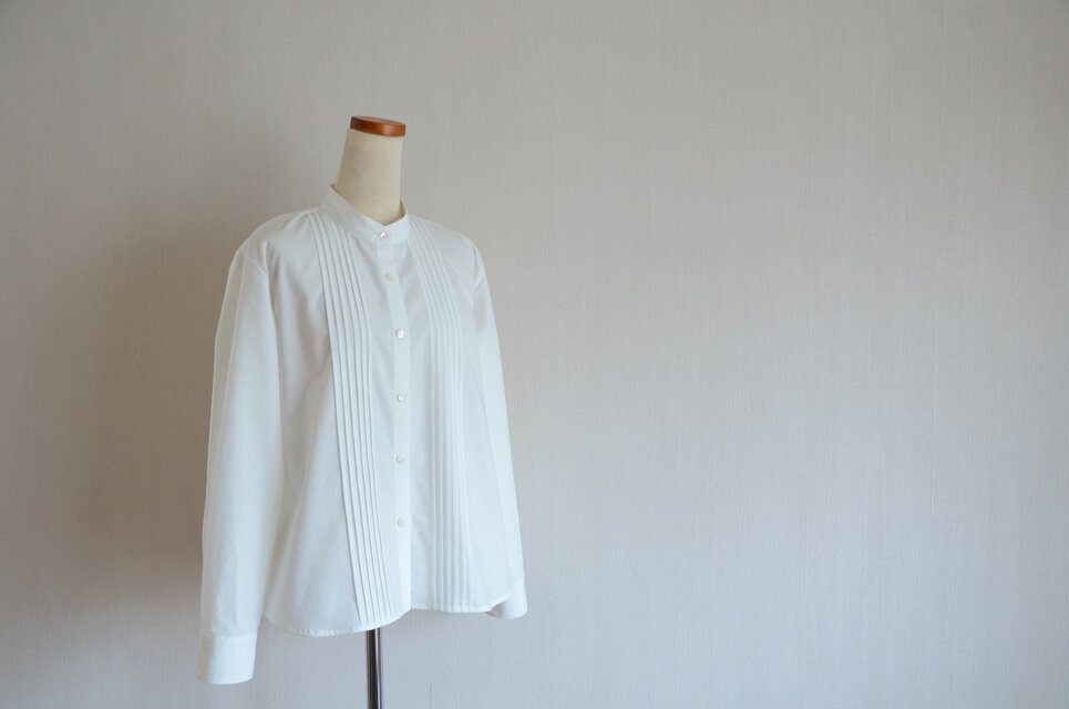 ピンタックのスタンドカラーブラウス コットン100％ オフホワイト