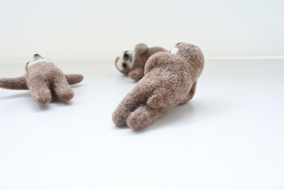 なまけもののナマケモノ（横寝2） | iichi 日々の暮らしを心地よく