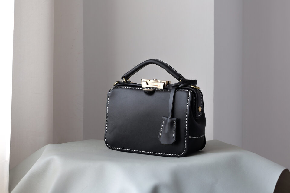 バージョンアップ がま口バッグ 本革手作りのレザーショルダーバッグ