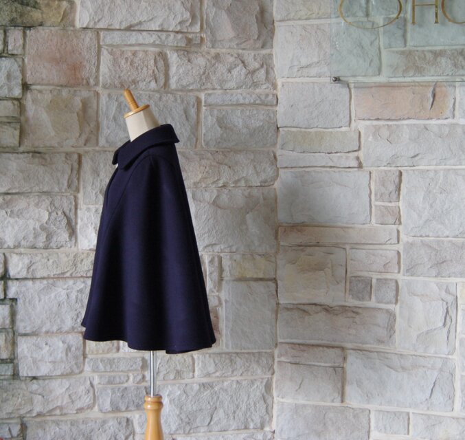 エレガントケープコート】ミッドナイトネイビー 彫りがほどこされた