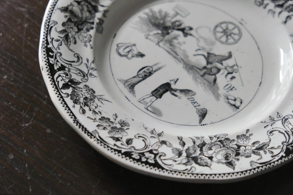 クレイユモントロー なぞなぞ グリザイユ 平皿 フランス アンティーク