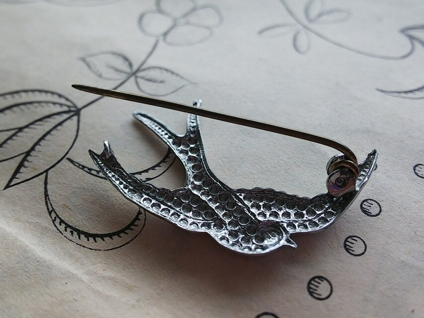 ヴィンテージ マーカサイトのように美しい ツバメのブローチ | iichi