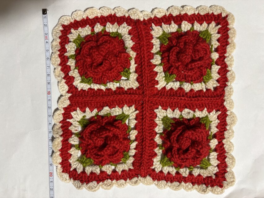 かぎ針編み ぷっくり薔薇のマルチカバー ローズレッド ギフト | iichi