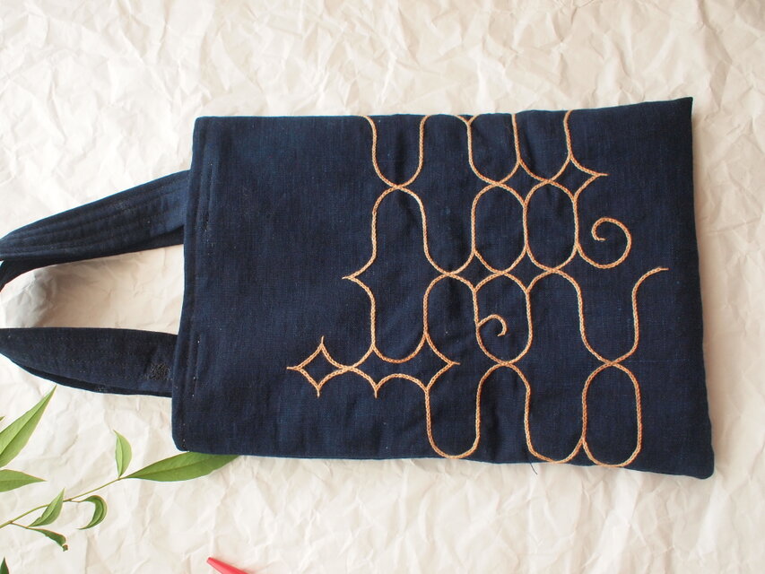 アイヌ文様 ぐるりと刺繍 明治の藍染め生地と柿渋染糸で仕立てたバッグ