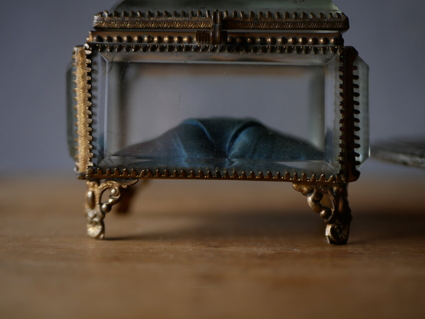 ガラスのジュエリーボックス フランスアンティーク アンティークのある