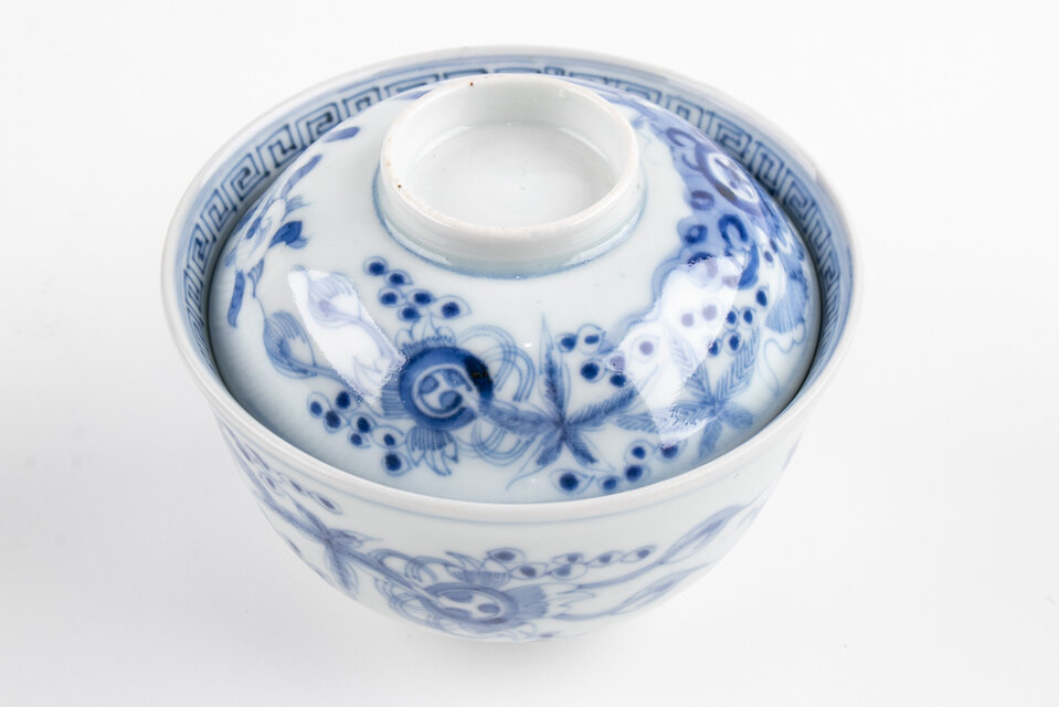 古伊万里 染付 線描き唐草文 蓋茶碗 江戸後期 | iichi 日々の暮らしを