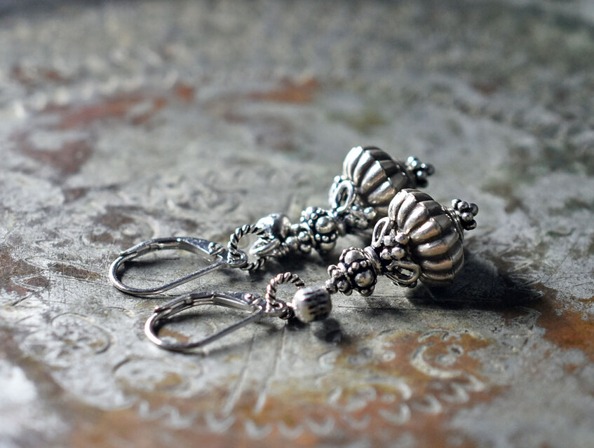 ぷっくり筋入り円盤カレンシルバーとハンドメイドシルバー、民族鈴の