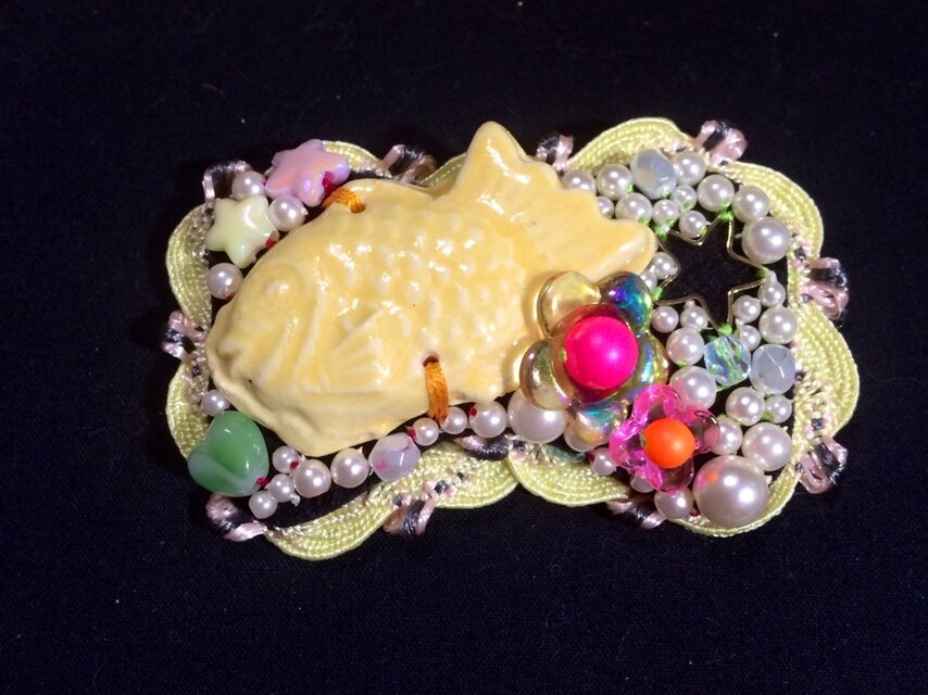 たいやきとパールのフリルブローチ | iichi 日々の暮らしを心地よく