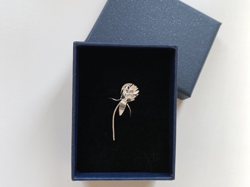 千日紅のピンブローチ | iichi 日々の暮らしを心地よくする