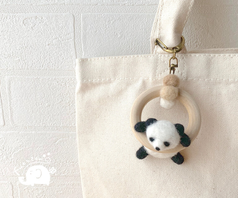 ぶらさがりパンダ＊フェルトのキーホルダー | iichi 日々の暮らしを