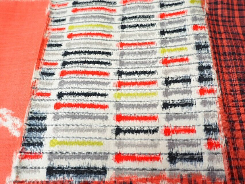 mi0090 未使用 銘仙 伊勢崎銘仙 花文様 1000cm 古布 古裂 正絹 先染 紬