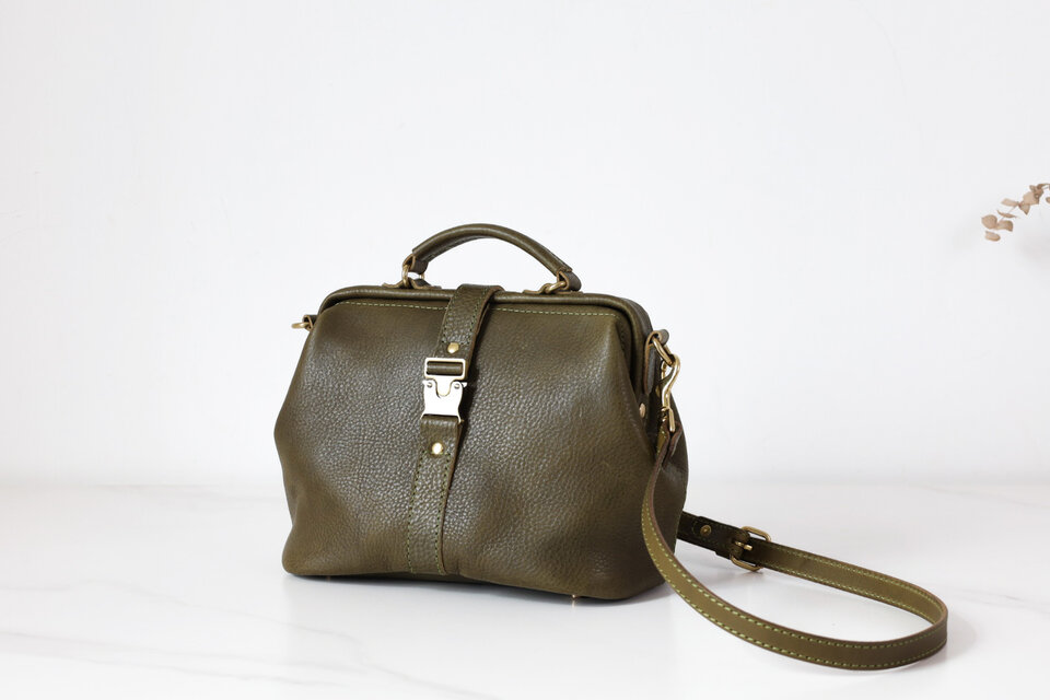 柔らかいヌメ革】大容量 フラットタイプのがま口バッグ 手作りのレザー