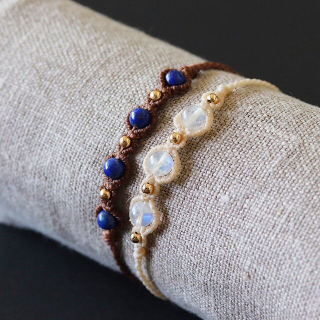 再販【マクラメ】レインボームーンストーンのシンプルブレスレット