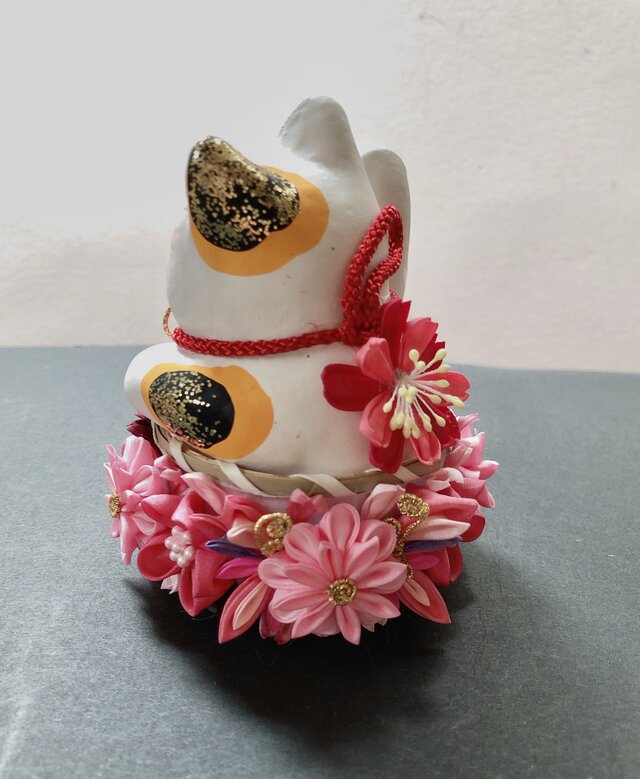 つまみ細工 花籠に入った幸せの招き猫(桜色) | iichi 日々の暮らしを