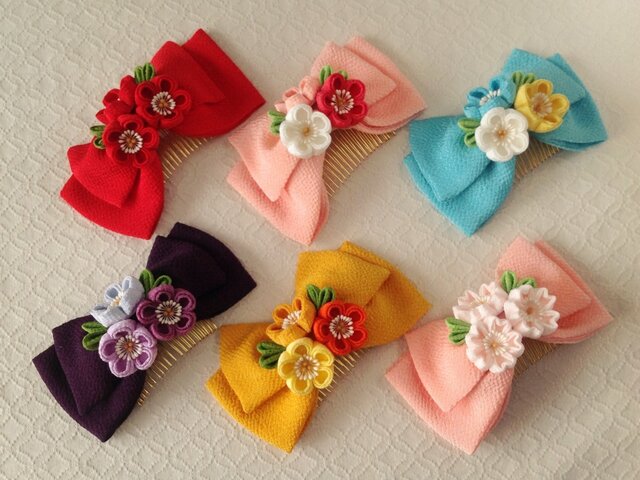 つまみ細工〉ちりめんリボンと桜三輪のコーム(サーモンピンク) | iichi