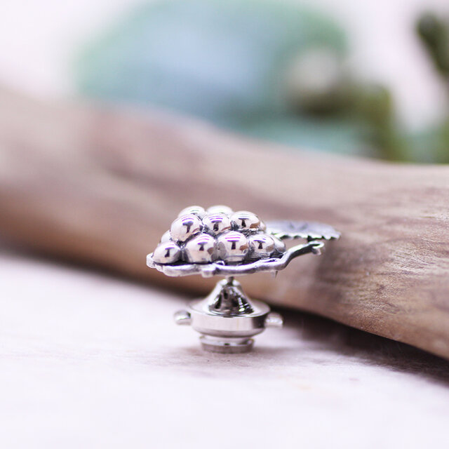 葡萄シルバーブローチ（ピンバッジ） | iichi 日々の暮らしを心地よく