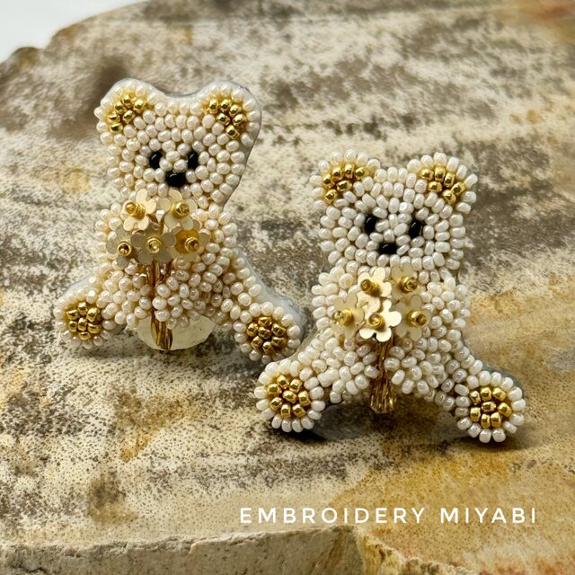 小さな花束を持った小さなテディベアのブビーズ刺繍ローチ (リュネビル