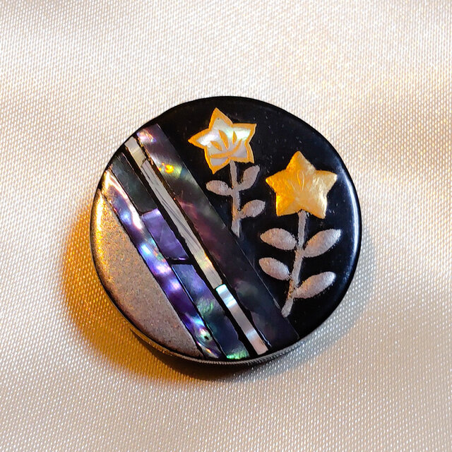 蒔絵ブローチ 桔梗 | iichi 日々の暮らしを心地よくするハンドメイドや