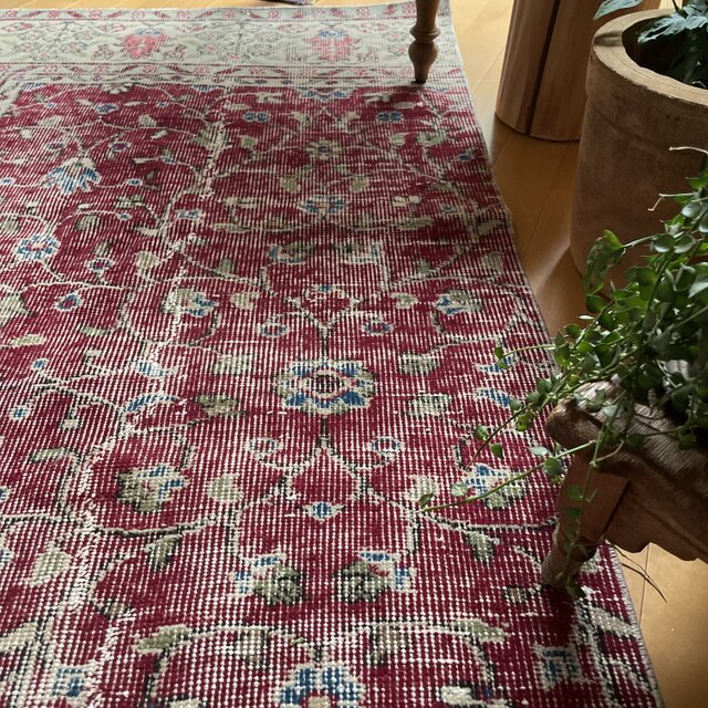 トルコヴィンテージラグ 赤えんじ色 クリーム ボタニカル柄 93×128
