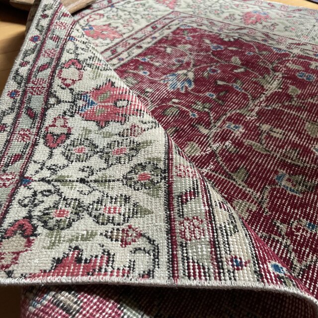 トルコヴィンテージラグ 赤えんじ色 クリーム ボタニカル柄 93×128