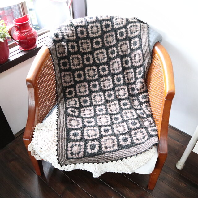手編みのブランケット（オセロ）（黒＋薄茶） | iichi 日々の暮らしを