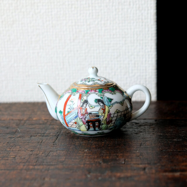 チャイナレトロで可愛い◇花と皇女。中国産 色絵金彩小ぶり急須 煎茶