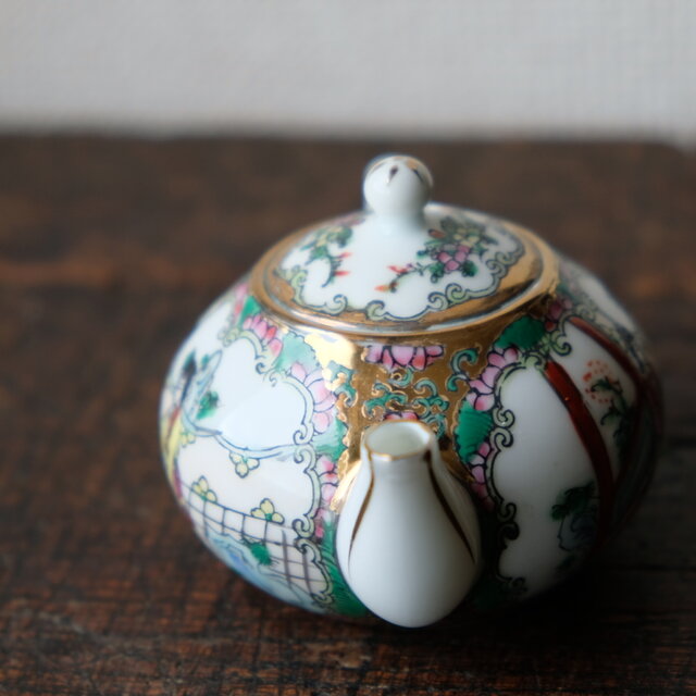 チャイナレトロで可愛い◇花と皇女。中国産 色絵金彩小ぶり急須 煎茶