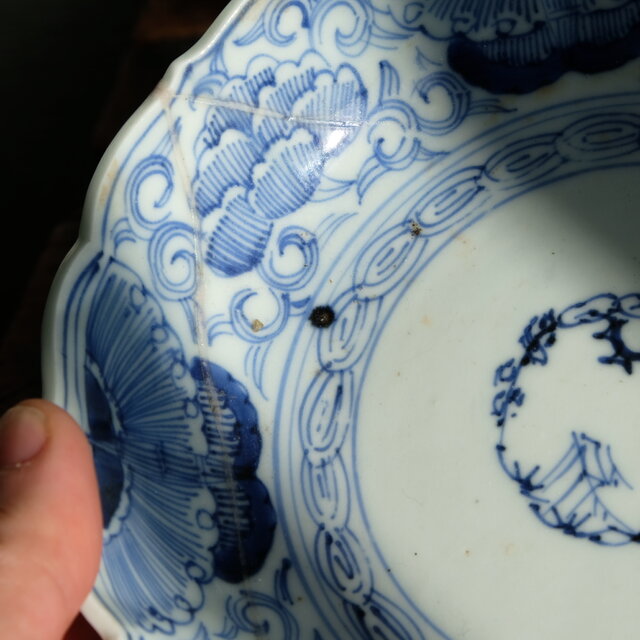 ジャンク品】線描きで素敵◇花唐草と蝶々。伊万里 染付膾皿 antiques