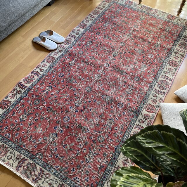 トルコヴィンテージラグ 107×207 アンティークレッド 草花ボタニカル