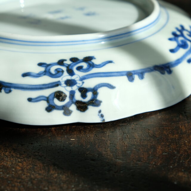 線描きで素敵◇太明成化年製 伊万里 花文染付線描き七寸中皿 骨董