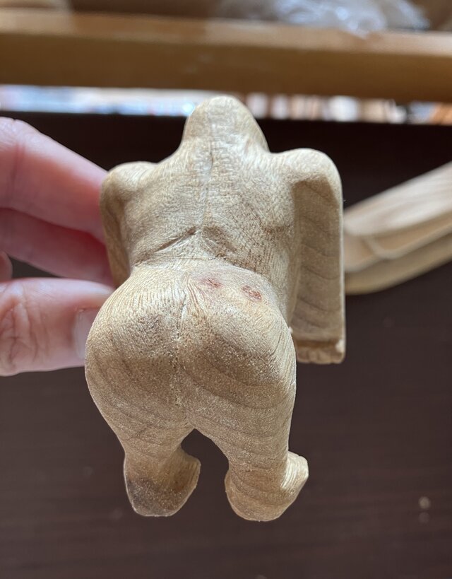 木製彫刻ゴリラ | iichi 日々の暮らしを心地よくするハンドメイドや